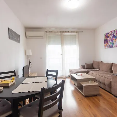 アパート Karastoyanovi's Apartment- Studentski Grad ソフィア
